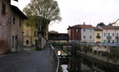 Passerella in legno e Villa Sola Busca Cabiati